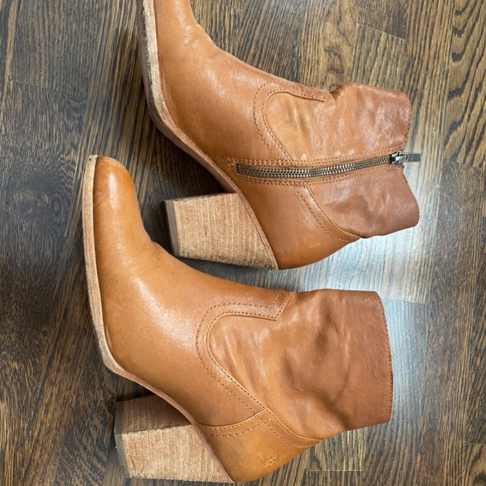 Frye Essa Bootie - Picture 4 of 9